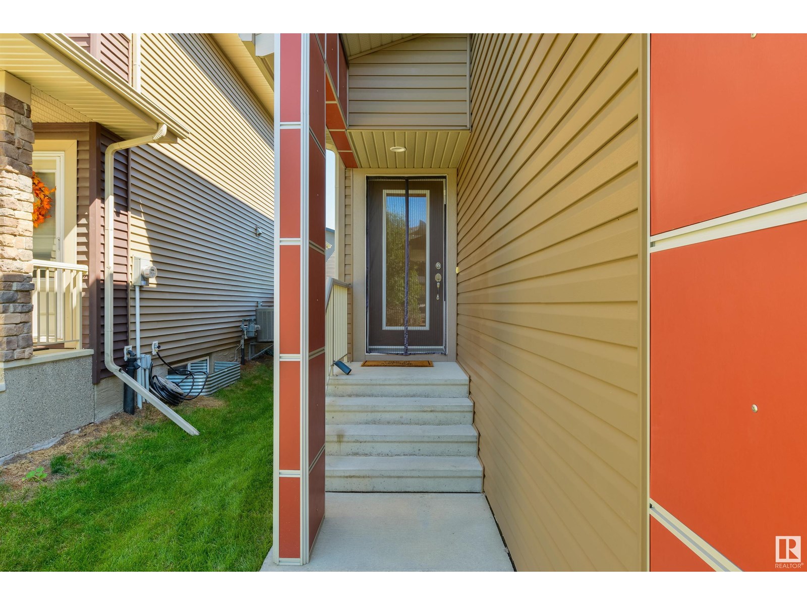 Photo 3 of 2328 Ware Cr Nw, Edmonton AB