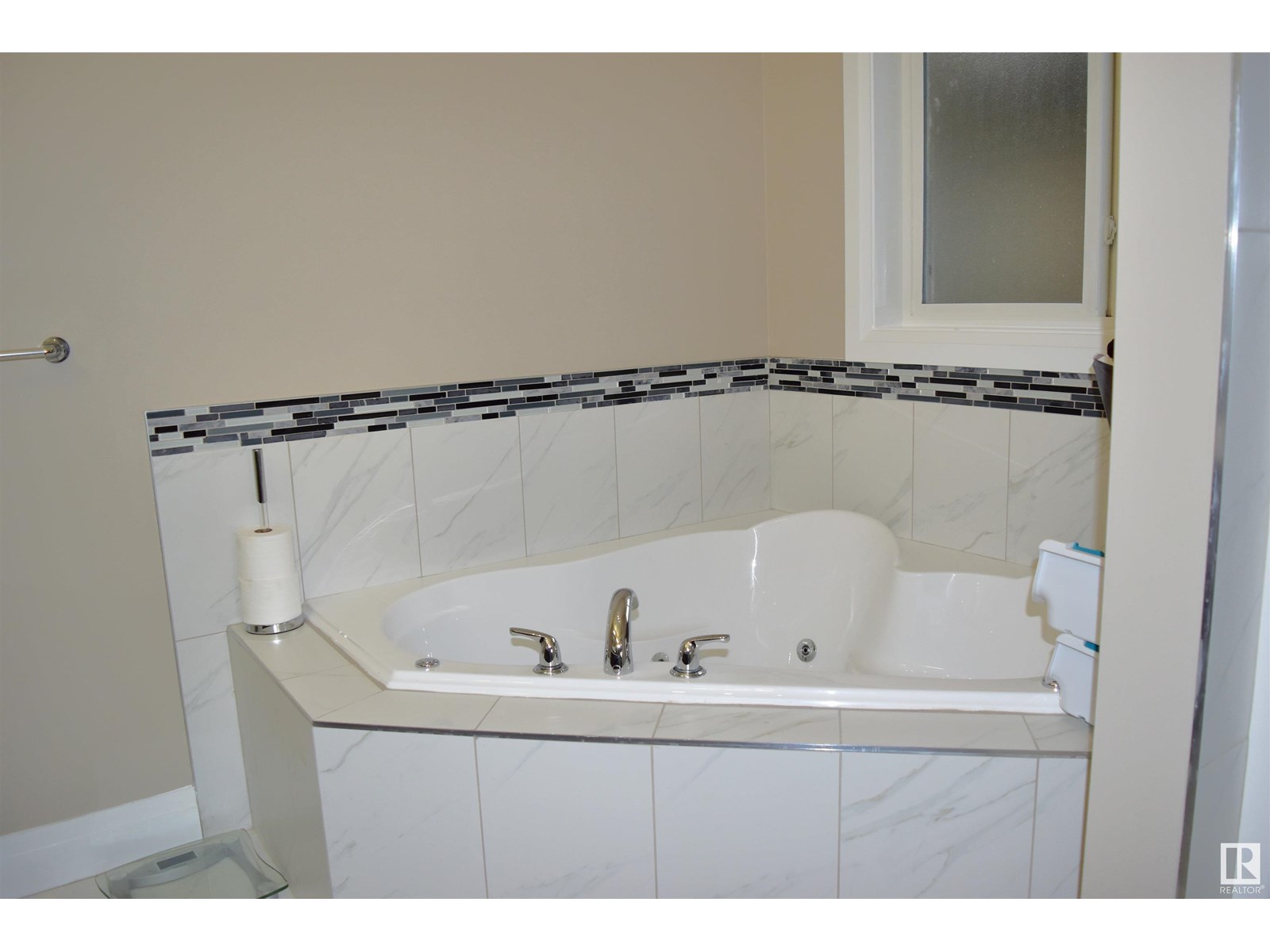 Photo 23 of 5121 1 B Av Sw, Edmonton AB
