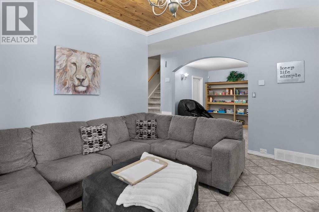 Photo 28 of 73 Cumberland Drive Nw, Calgary AB