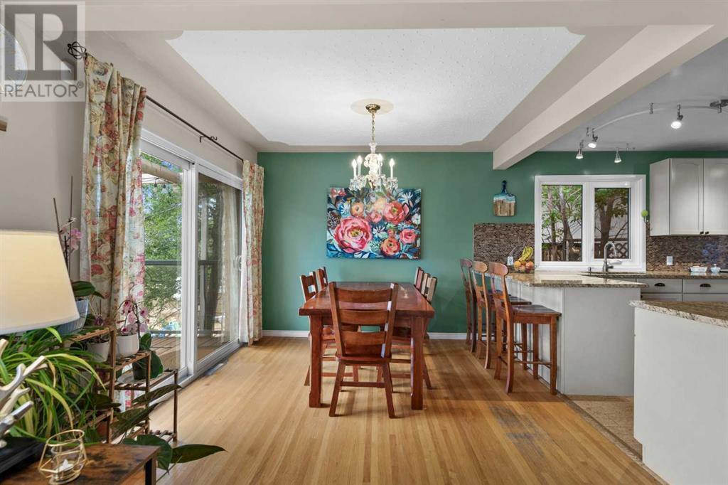 Photo 8 of 73 Cumberland Drive Nw, Calgary AB