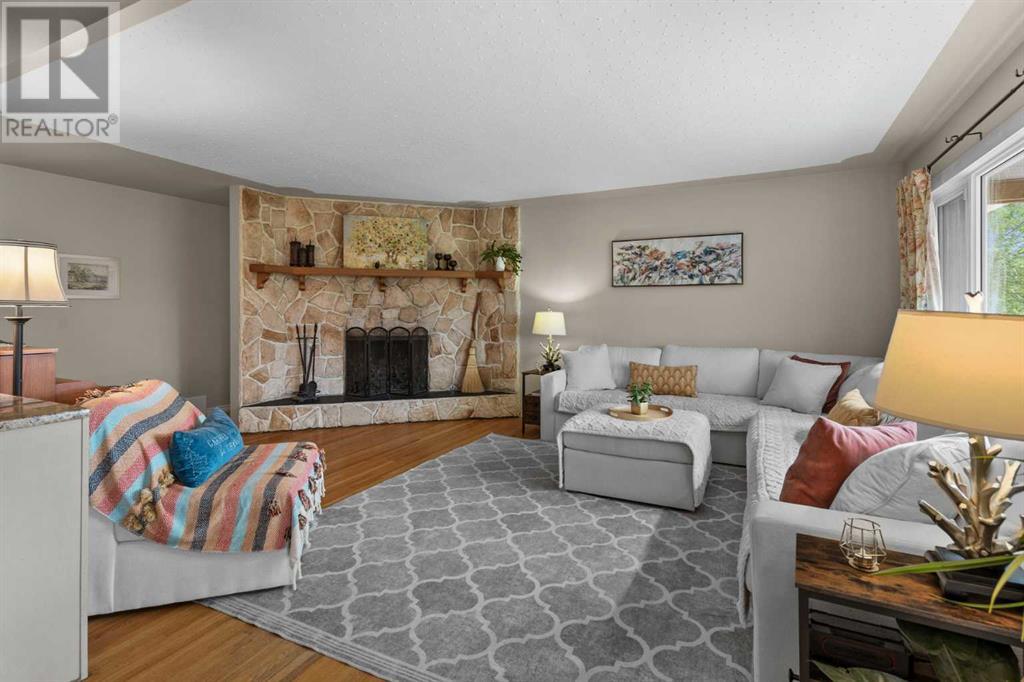 Photo 6 of 73 Cumberland Drive Nw, Calgary AB