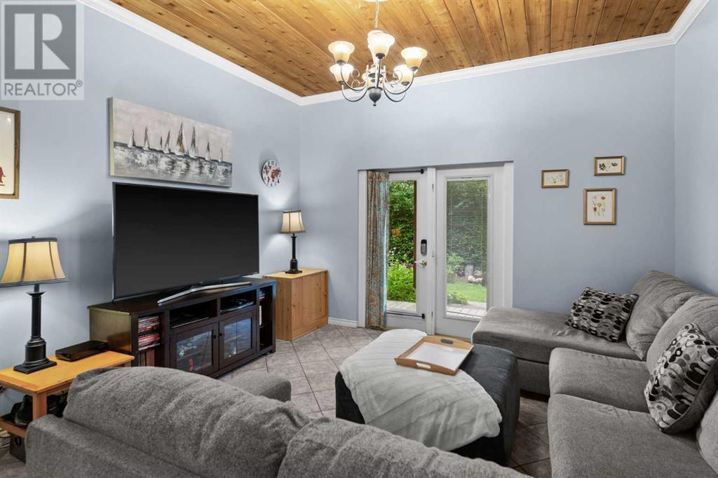 Photo 27 of 73 Cumberland Drive Nw, Calgary AB