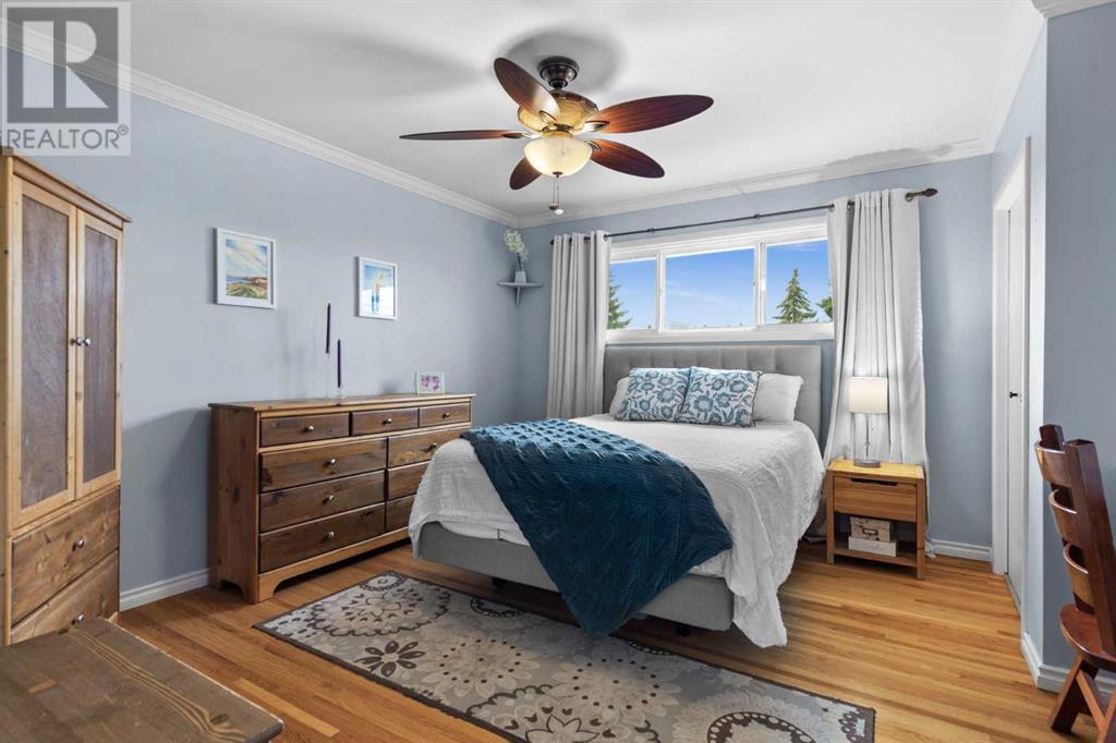 Photo 20 of 73 Cumberland Drive Nw, Calgary AB