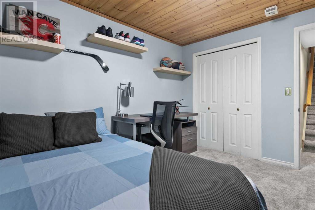 Photo 31 of 73 Cumberland Drive Nw, Calgary AB