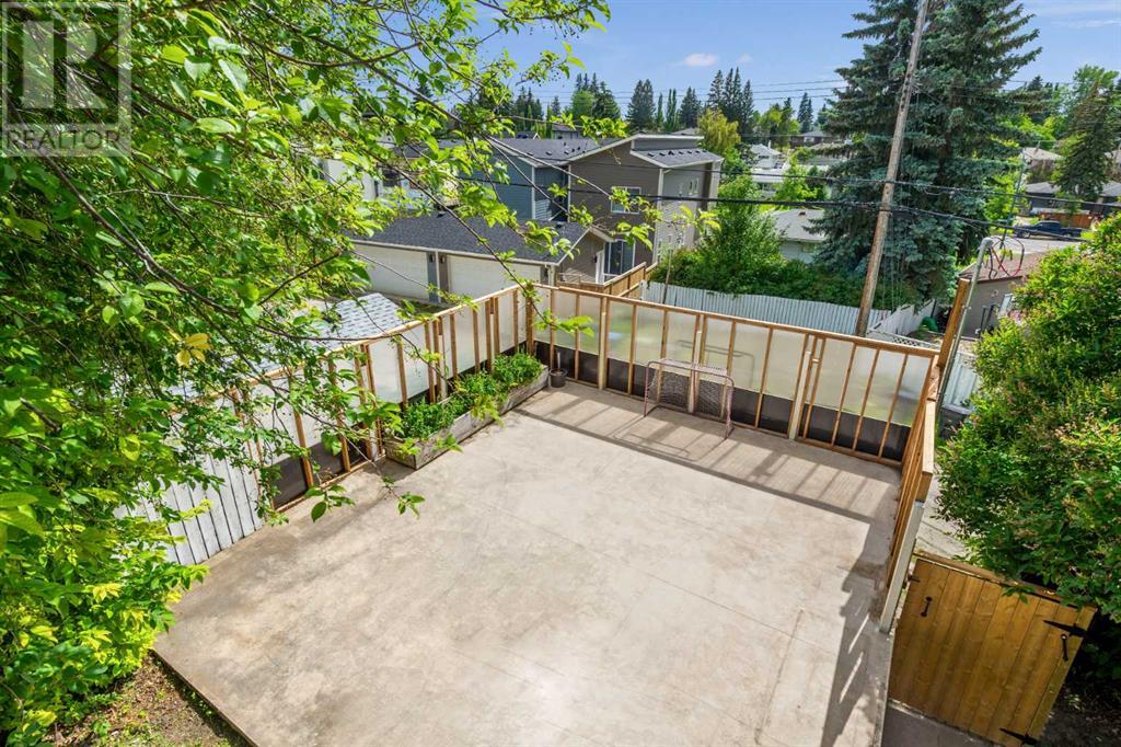 Photo 19 of 73 Cumberland Drive Nw, Calgary AB