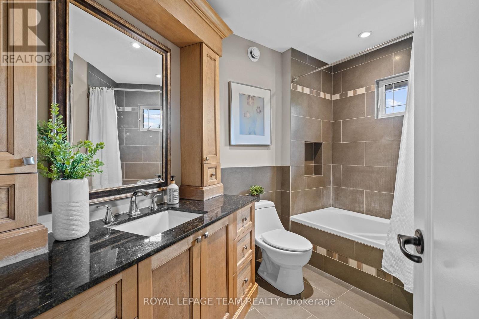 Photo 3 of 5811 Longhearth Way, Ottawa ON