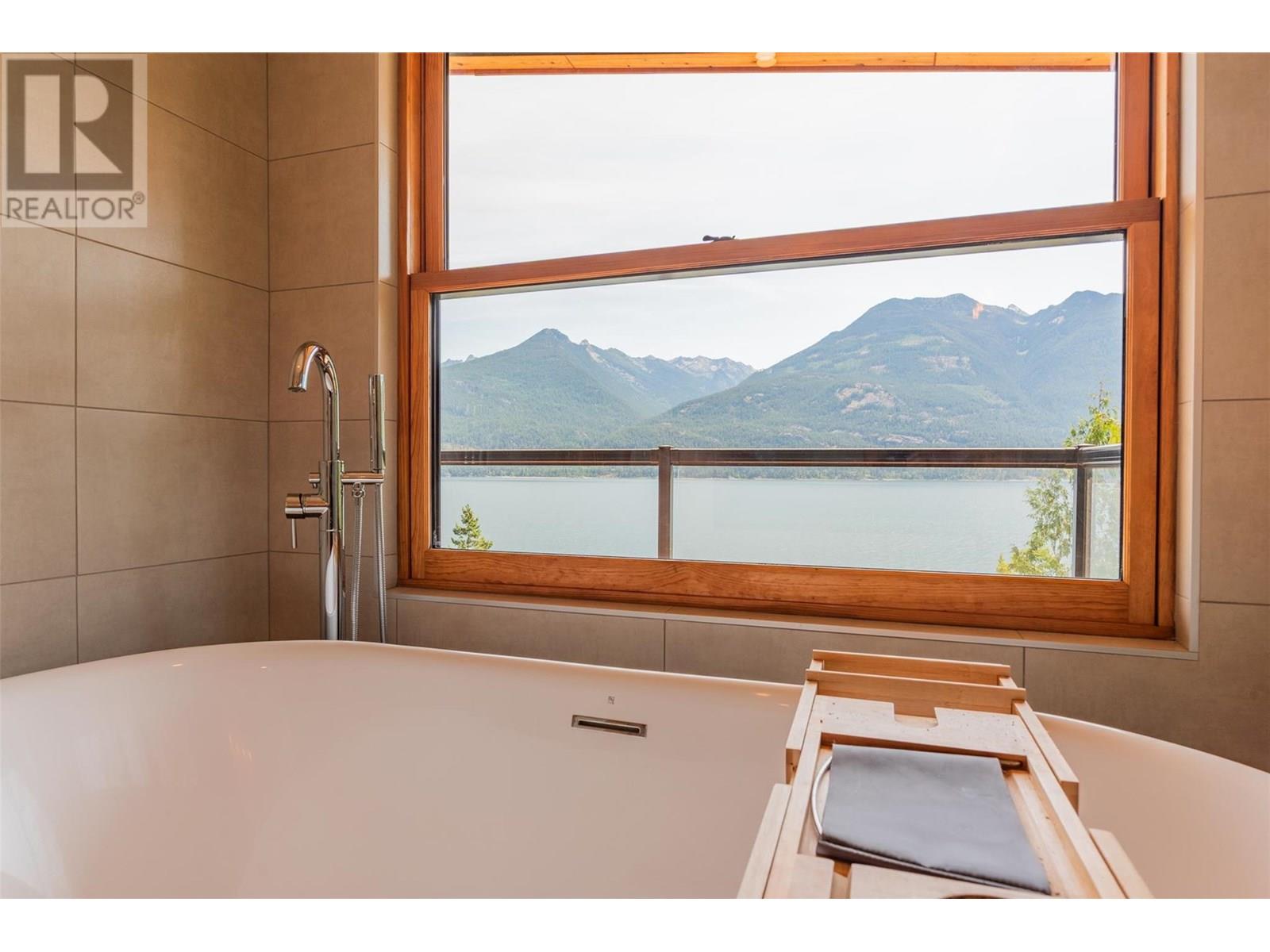 5336 Amundsen Road, Kaslo