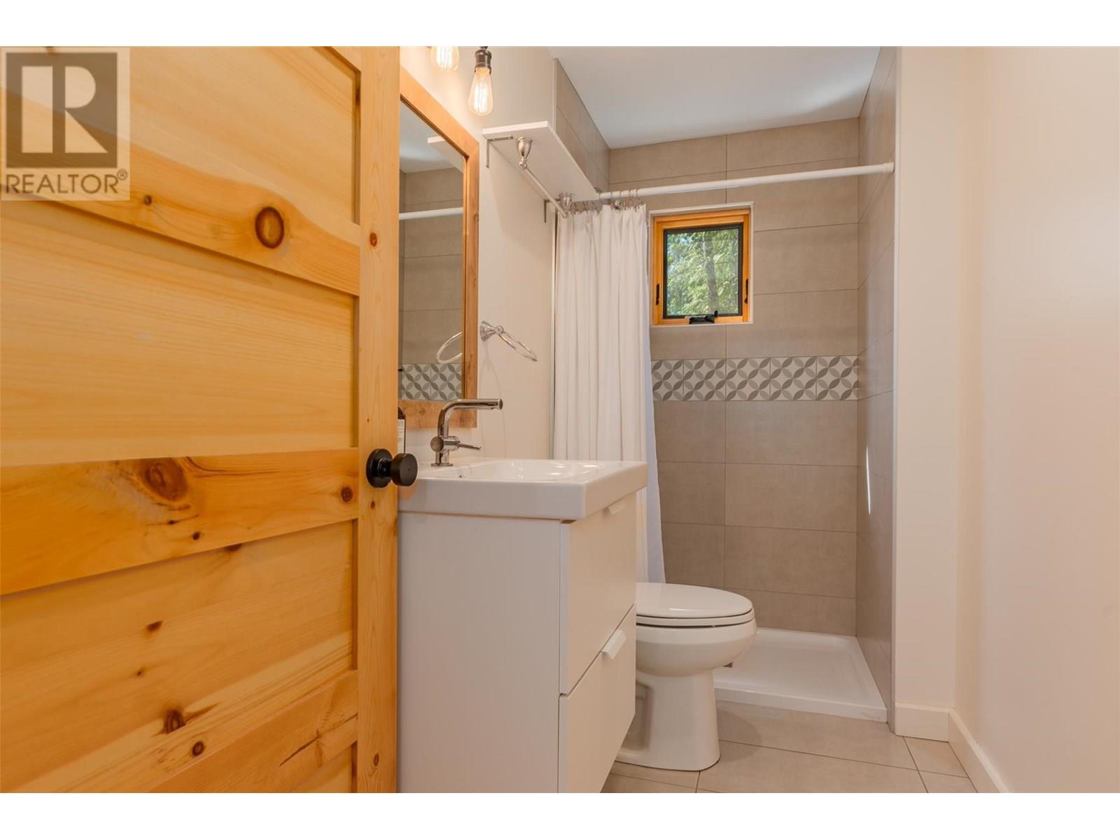 5336 Amundsen Road, Kaslo