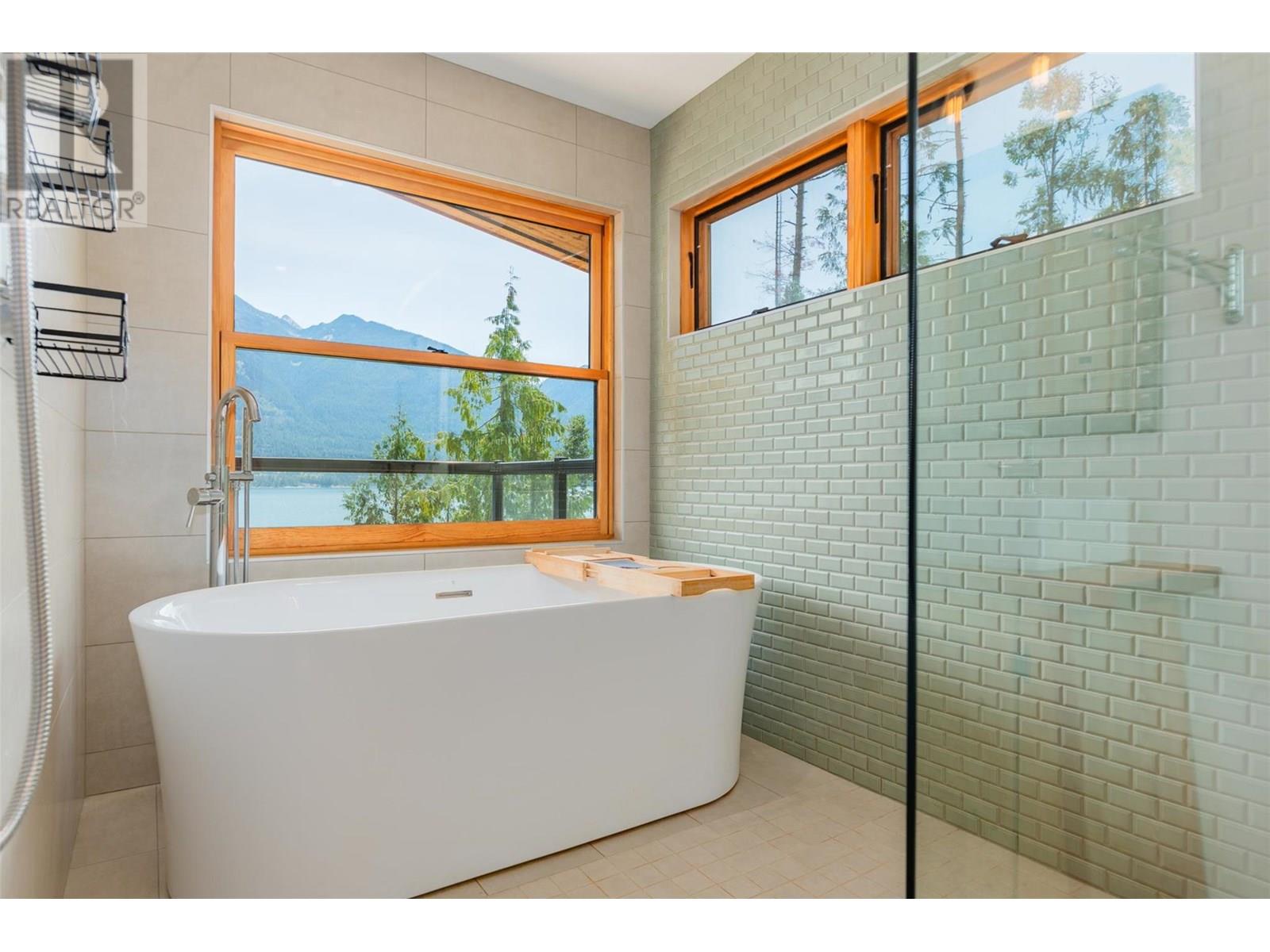 5336 Amundsen Road, Kaslo