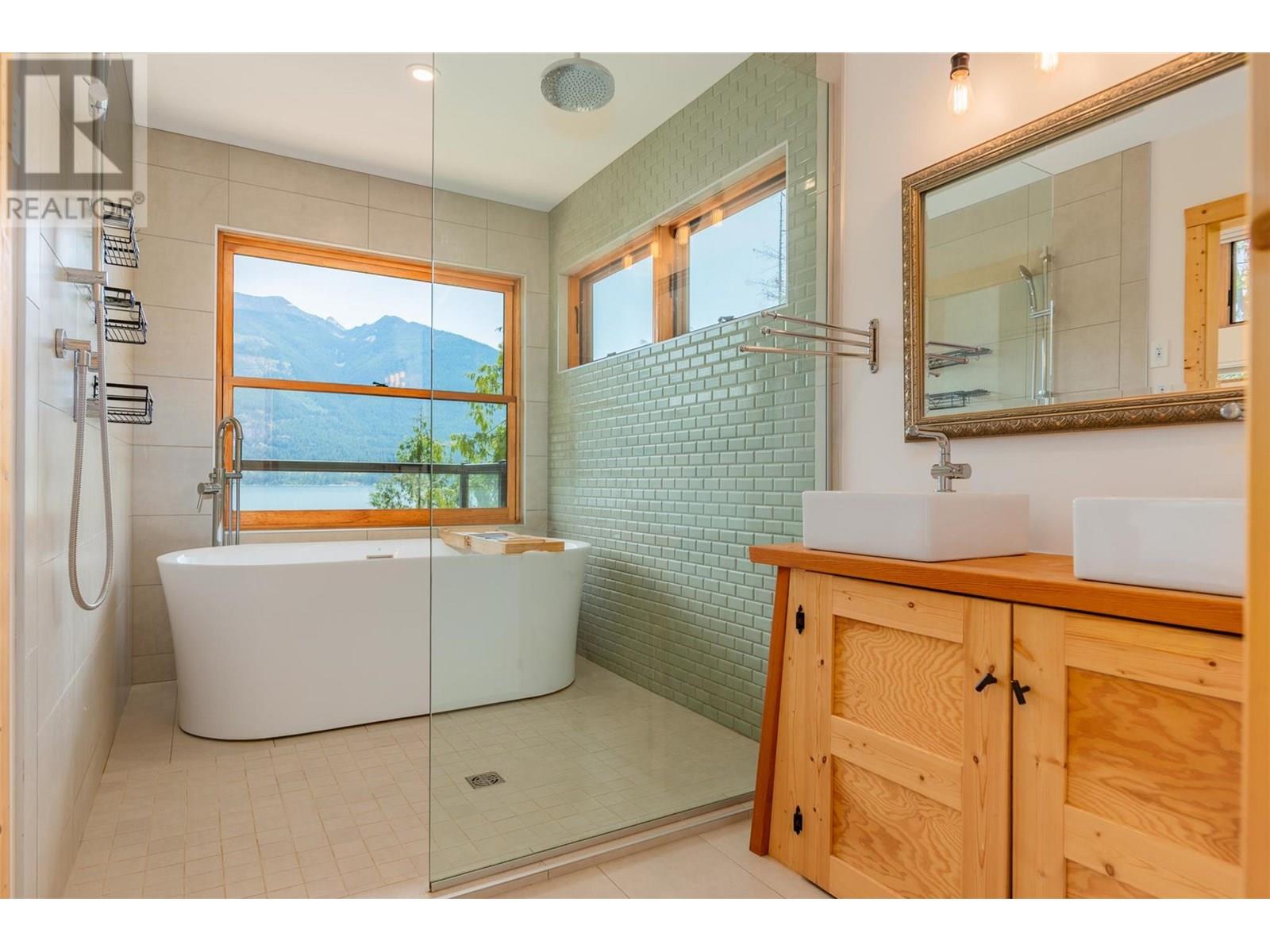 5336 Amundsen Road, Kaslo