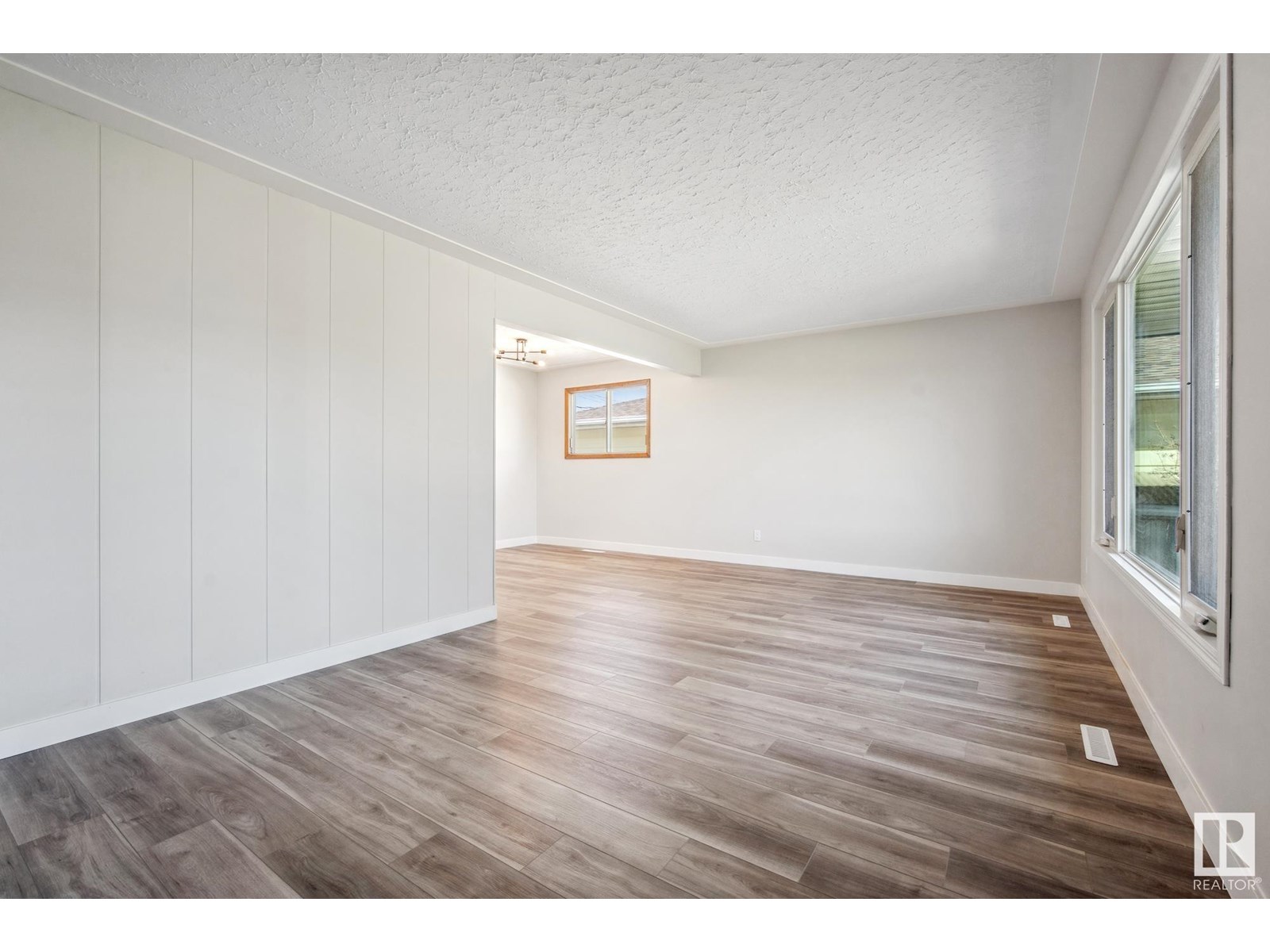 Photo 2 of 6007 95 Av Nw, Edmonton AB