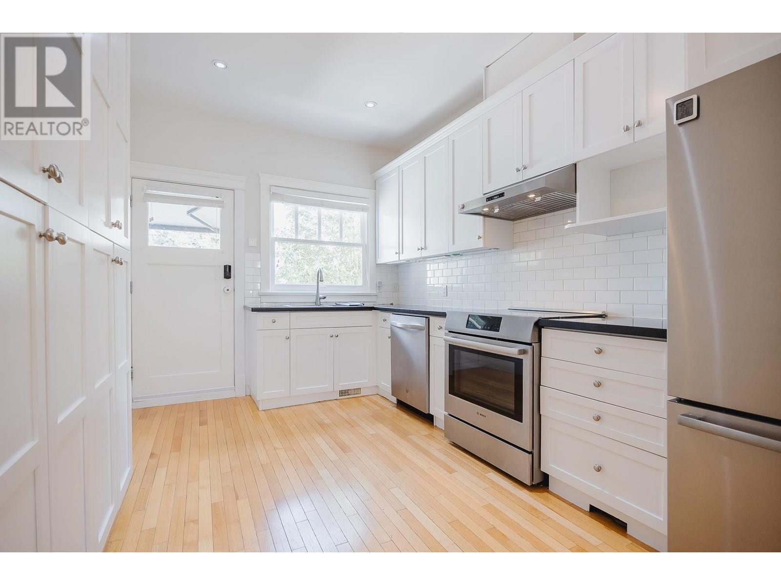 Photo 4 of 820 Edinburgh Street, New Westminster BC