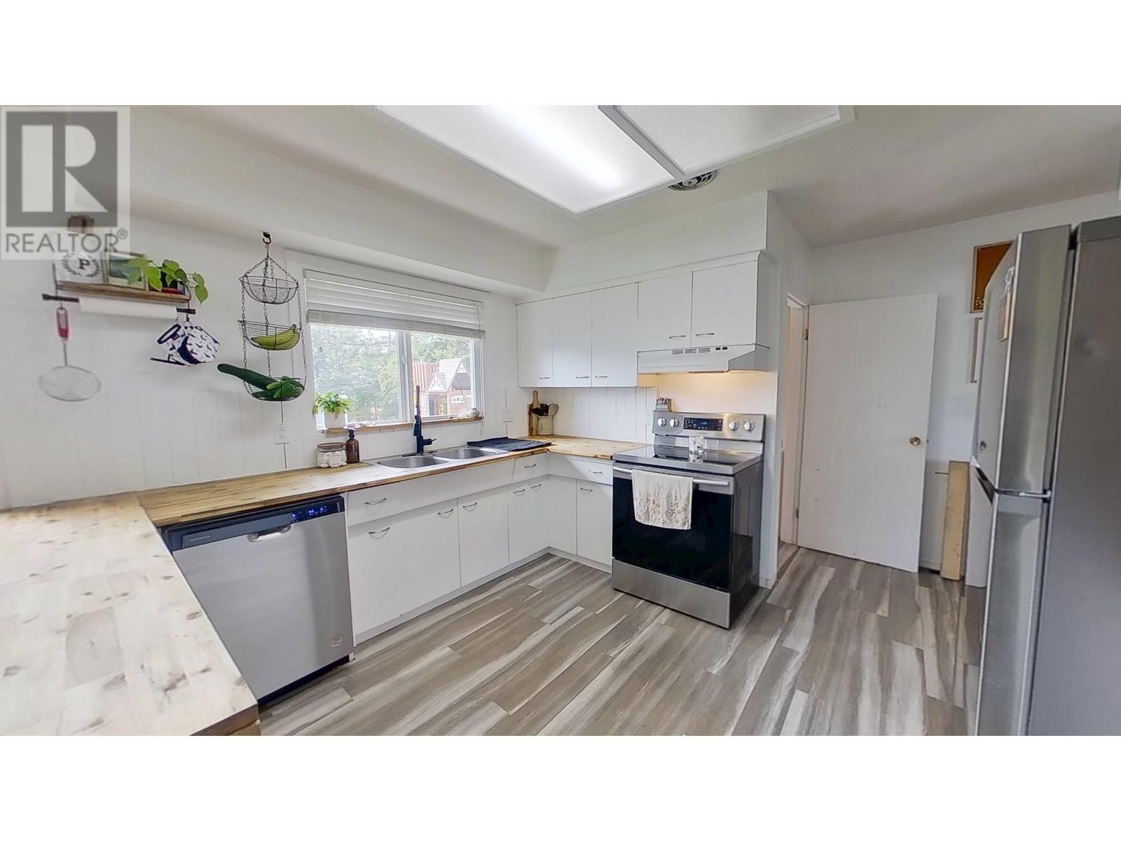 Photo 9 of 9523 113 Avenue, Fort St John BC