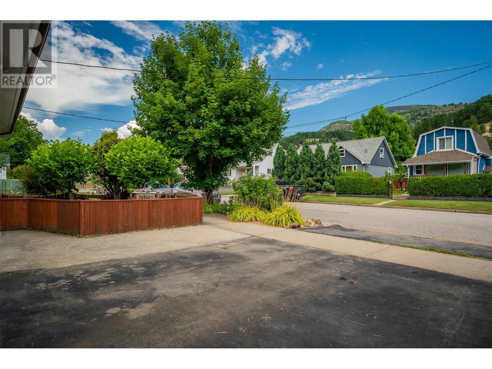 2068 Sixth Avenue, Trail