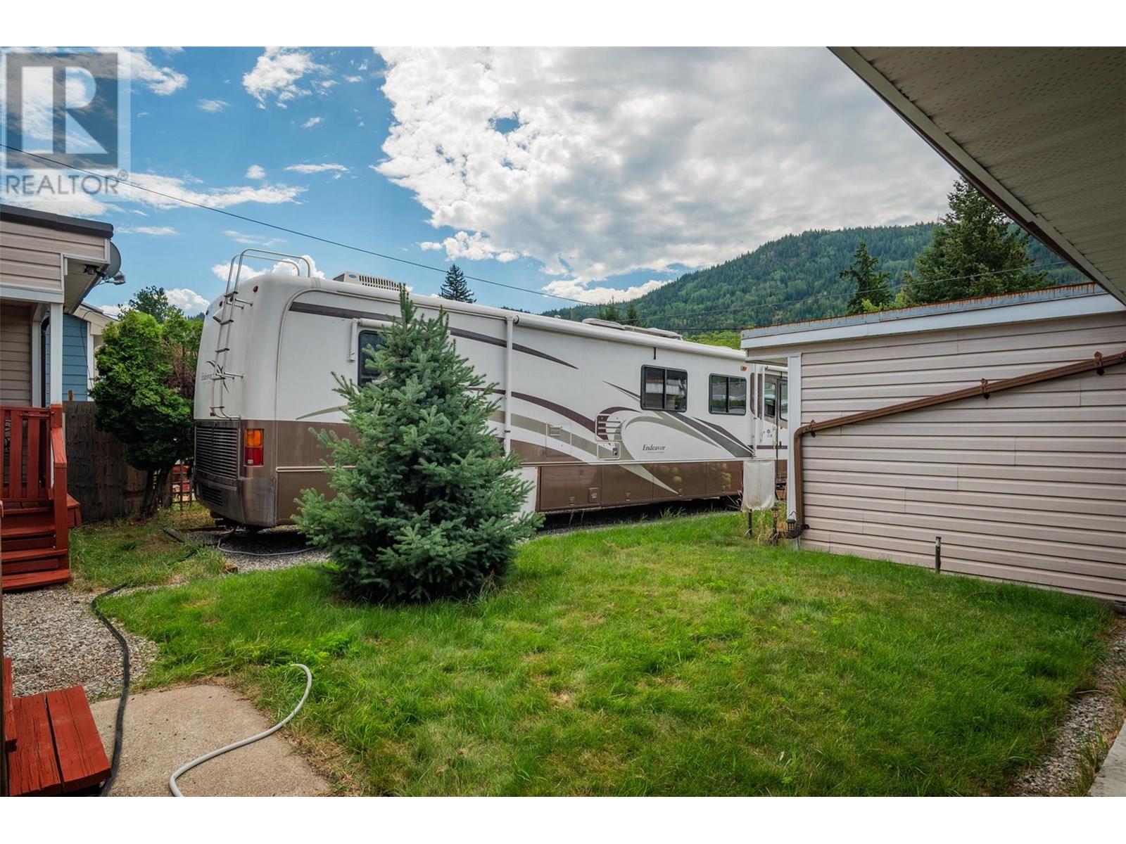 2068 Sixth Avenue, Trail
