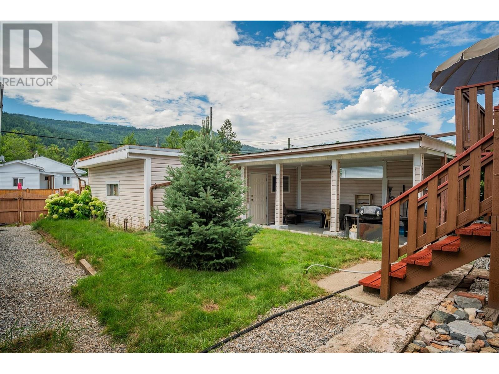 2068 Sixth Avenue, Trail
