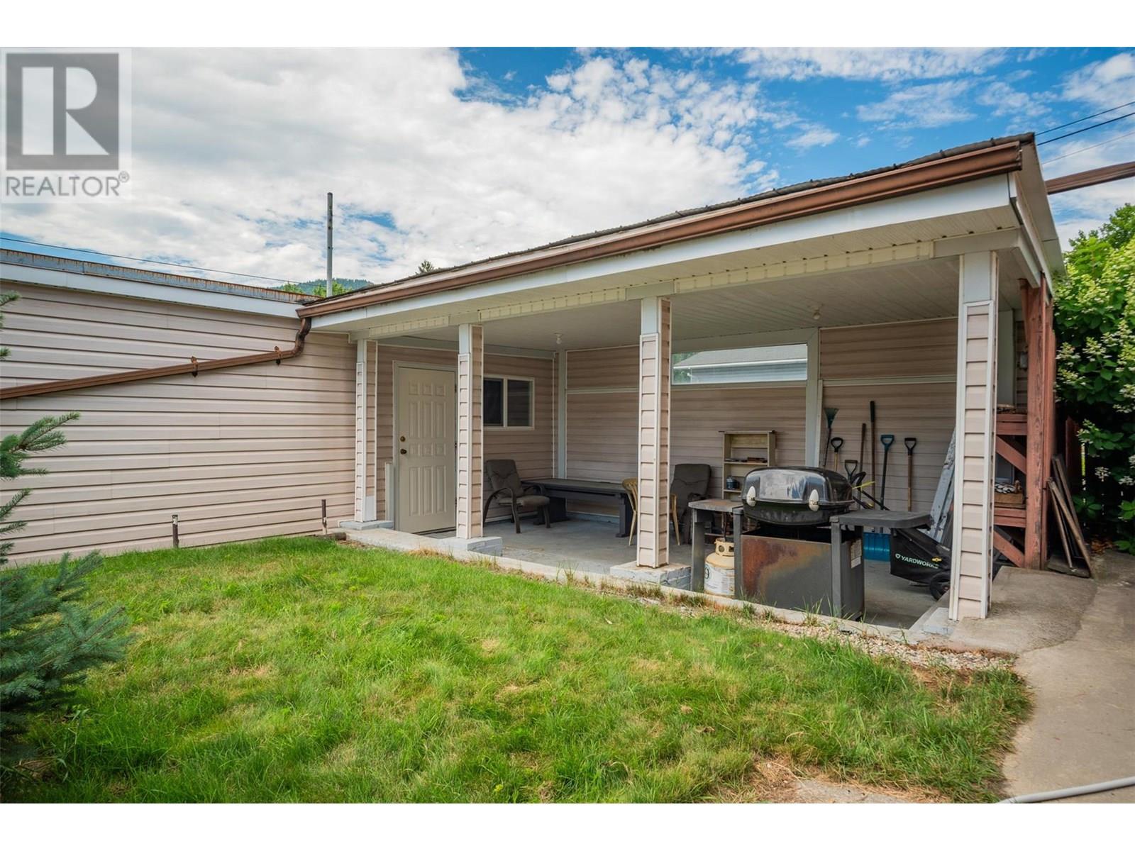2068 Sixth Avenue, Trail