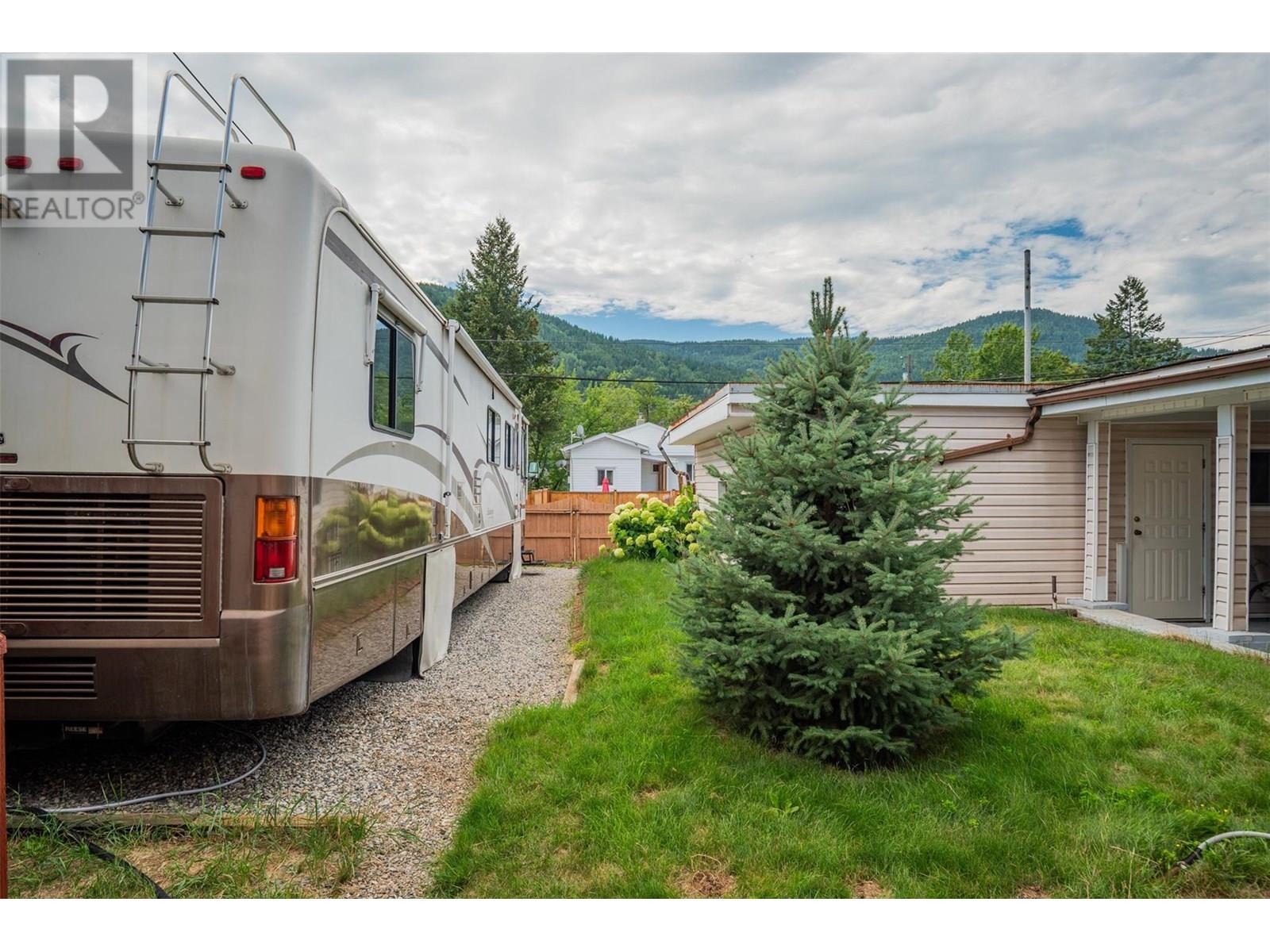 2068 Sixth Avenue, Trail