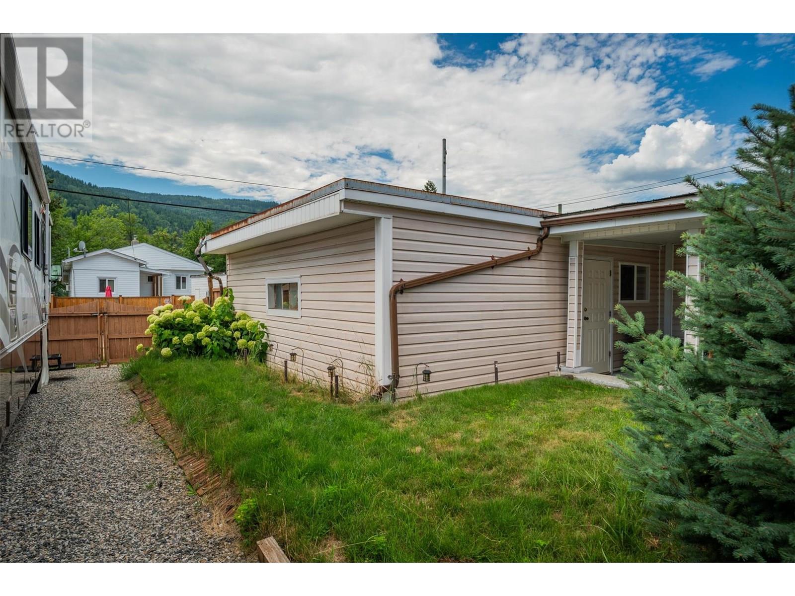 2068 Sixth Avenue, Trail
