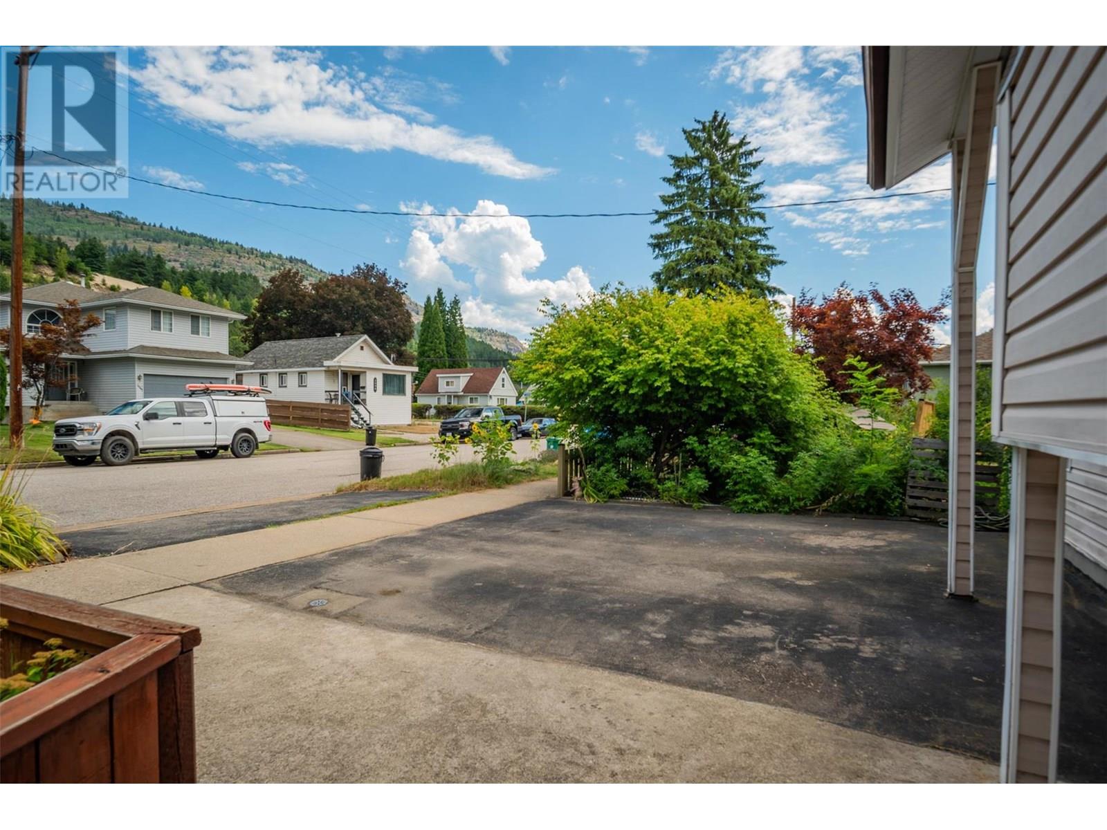 2068 Sixth Avenue, Trail