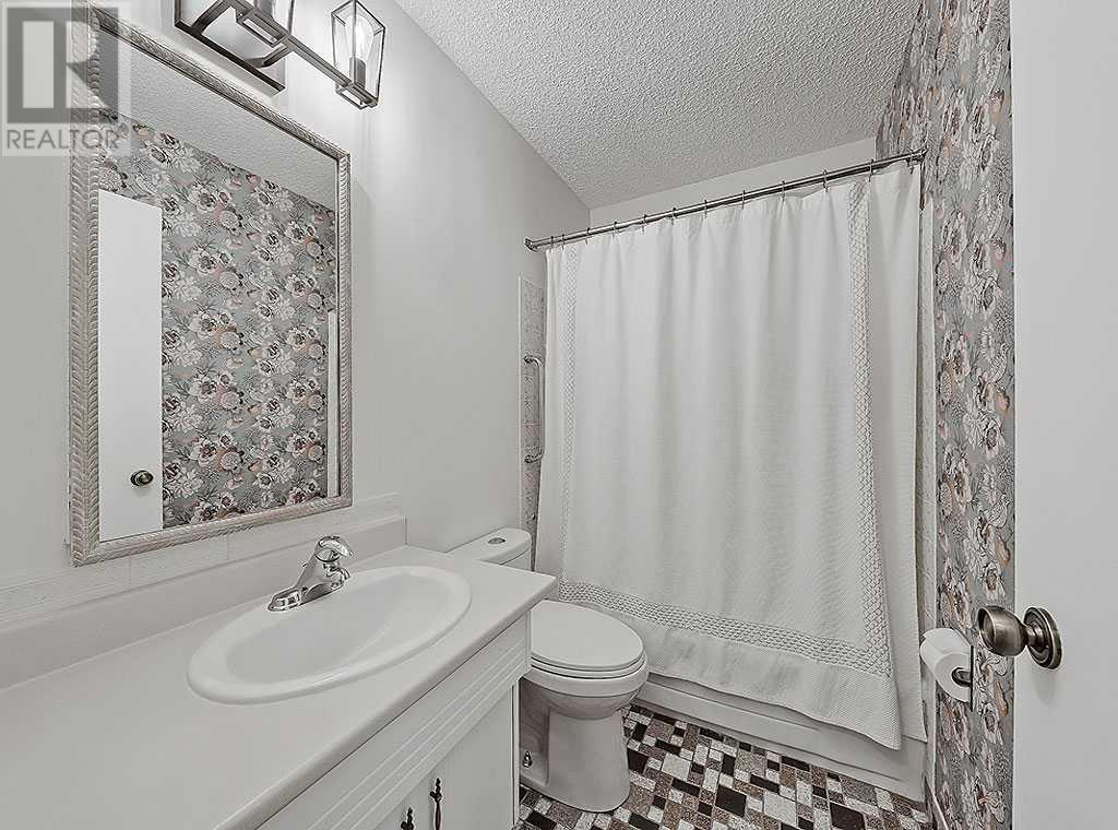 Single Family House Bungalow for Sale in  Lynnover Place SE Ogden Calgary 