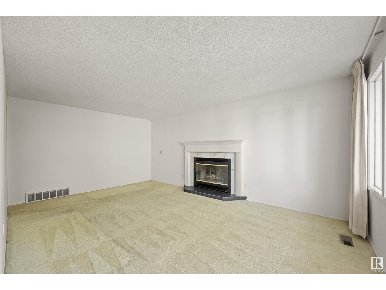 Photo 5 of 12411 47 Av Nw, Edmonton AB