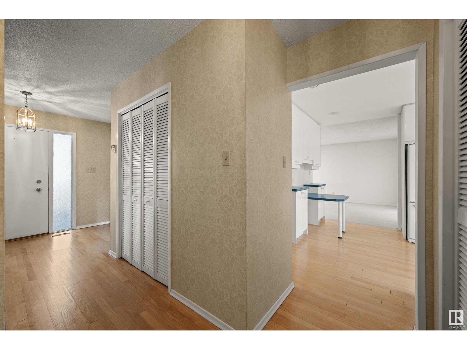 Photo 3 of 12411 47 Av Nw, Edmonton AB