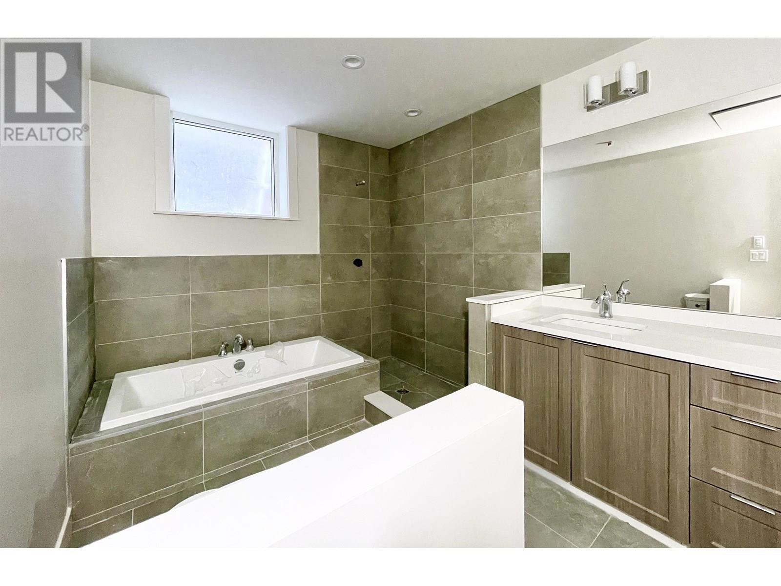 8101 464 EAGLECREST DRIVE, Gibsons