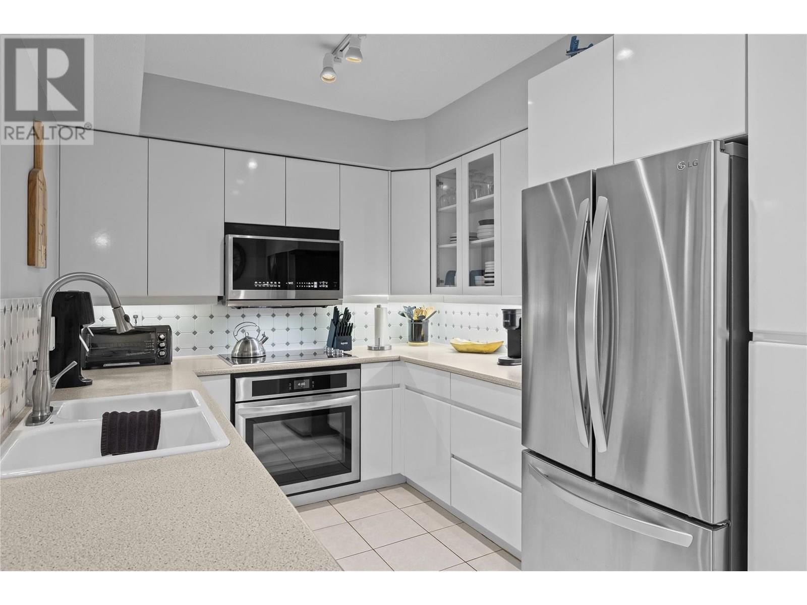 Photo 3 of 1152 Sunset Drive Unit 706, Kelowna BC