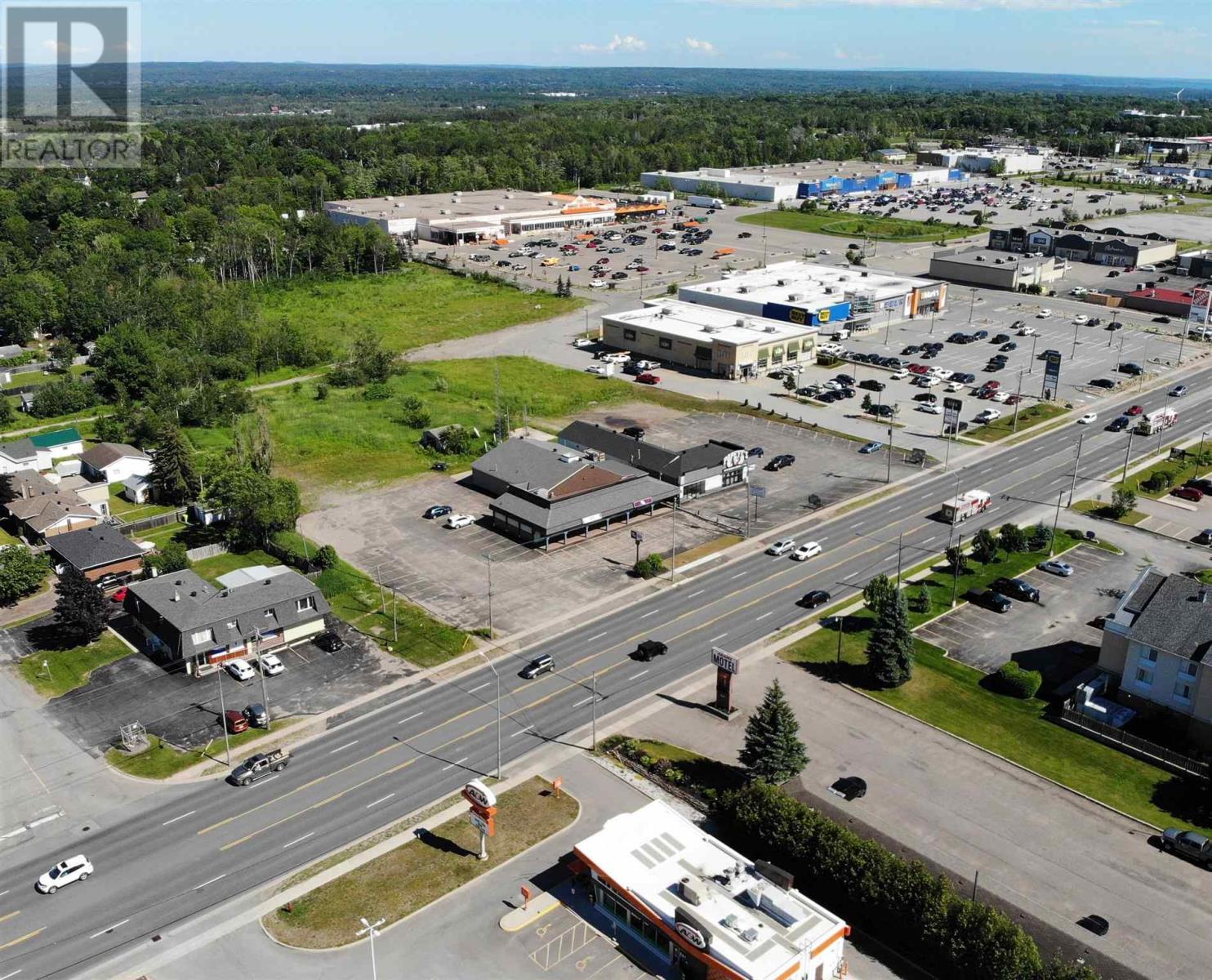 Photo 2 of 642 Great Northern Rd, Sault Ste Marie ON