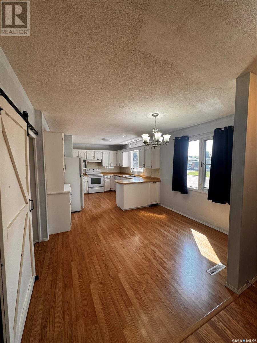 Photo 11 of 92 Scott Crescent, Weyburn SK