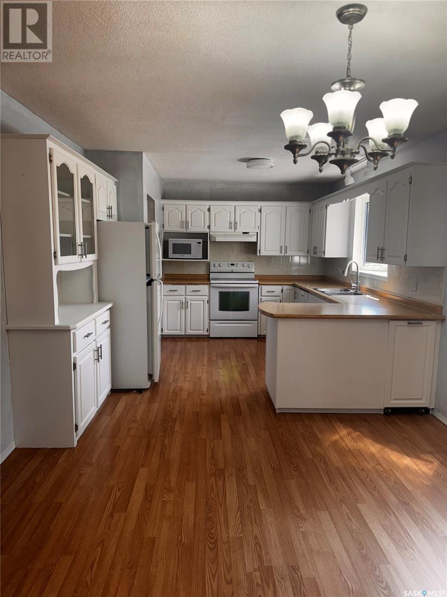 Photo 4 of 92 Scott Crescent, Weyburn SK