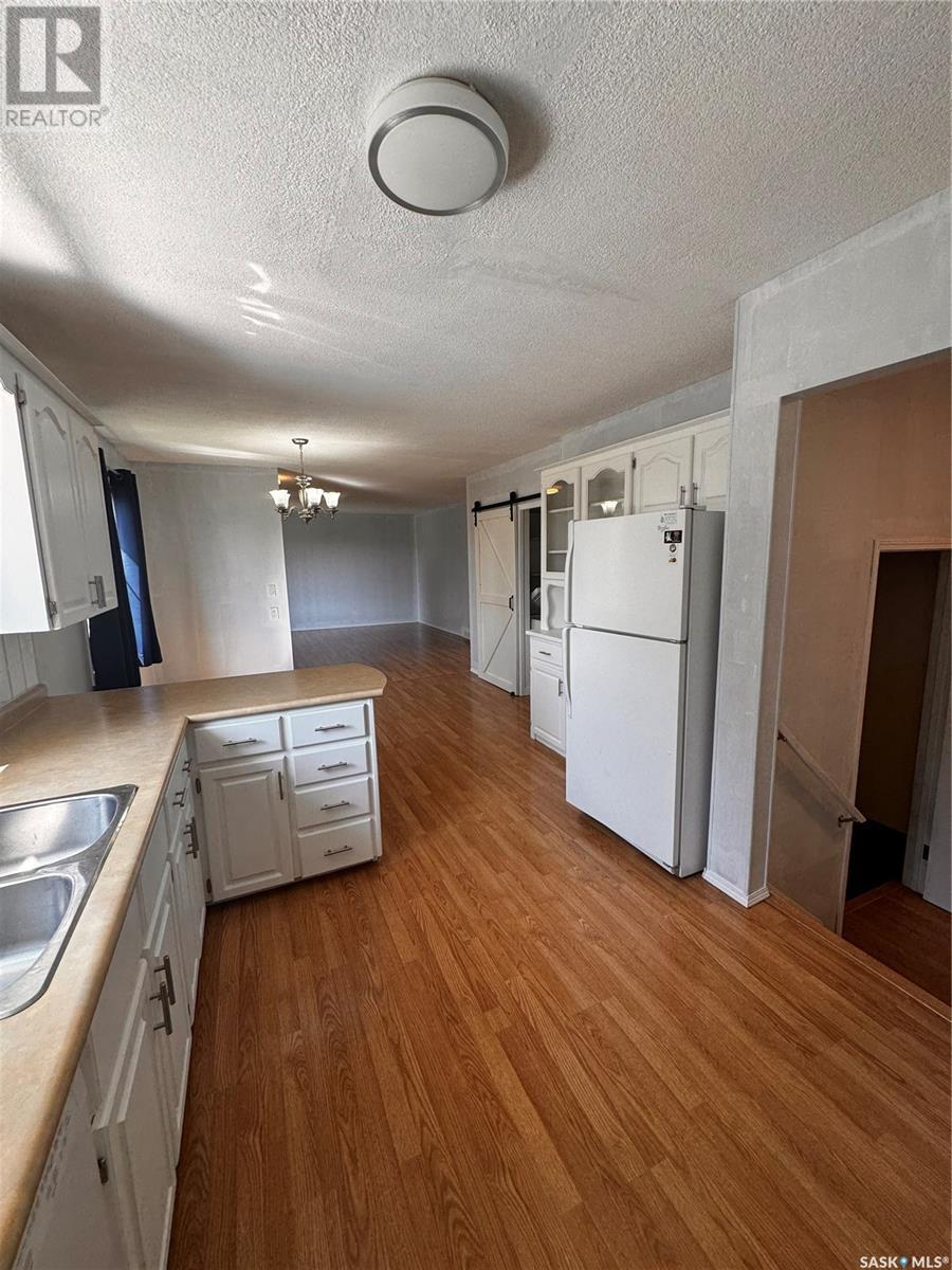 Photo 5 of 92 Scott Crescent, Weyburn SK
