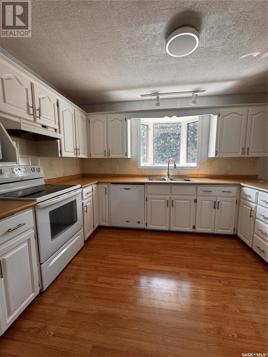 Photo 6 of 92 Scott Crescent, Weyburn SK