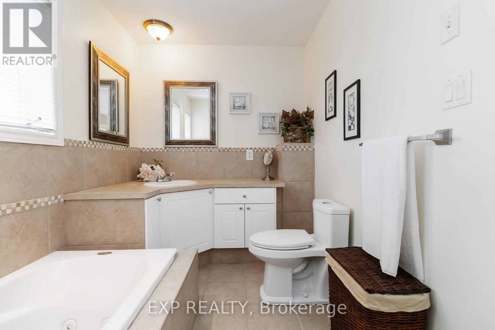 Photo 11 of 1401 Tamworth Court, Burlington ON