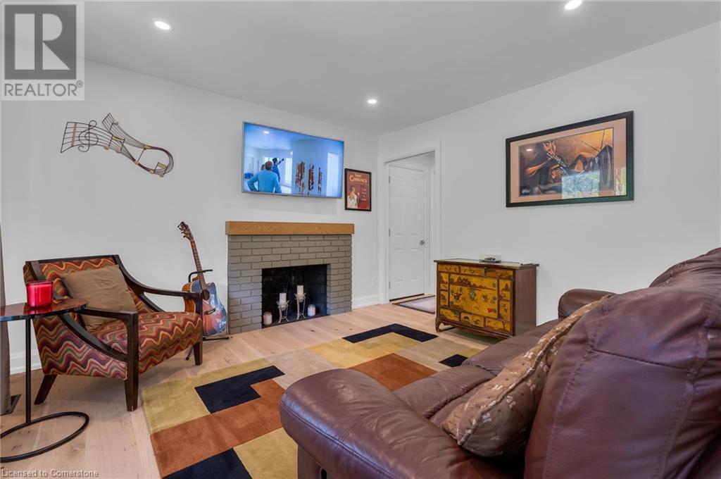 Photo 13 of 83 Dorchester Drive, Grimsby ON