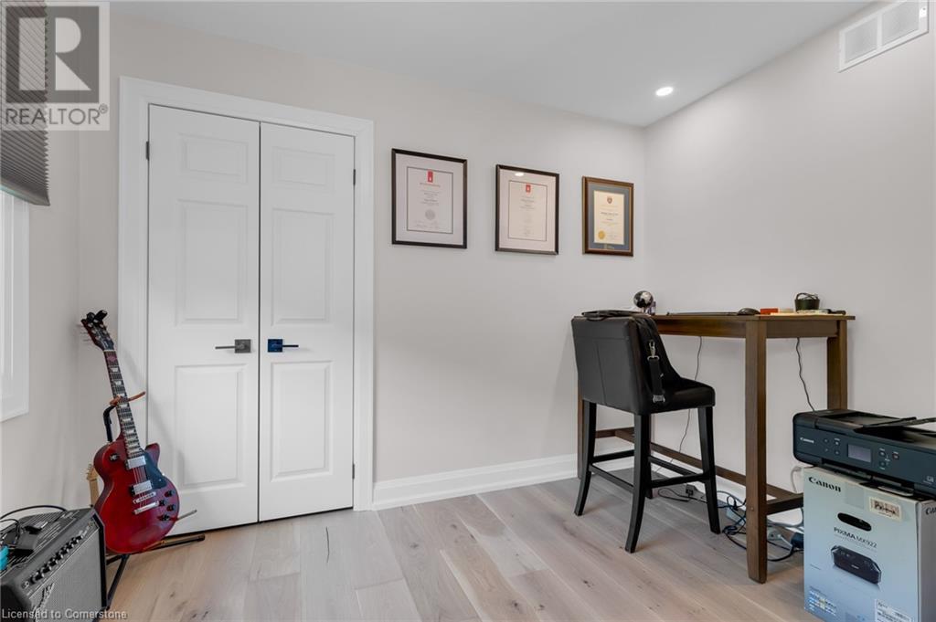 Photo 31 of 83 Dorchester Drive, Grimsby ON