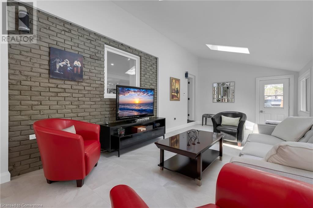 Photo 23 of 83 Dorchester Drive, Grimsby ON