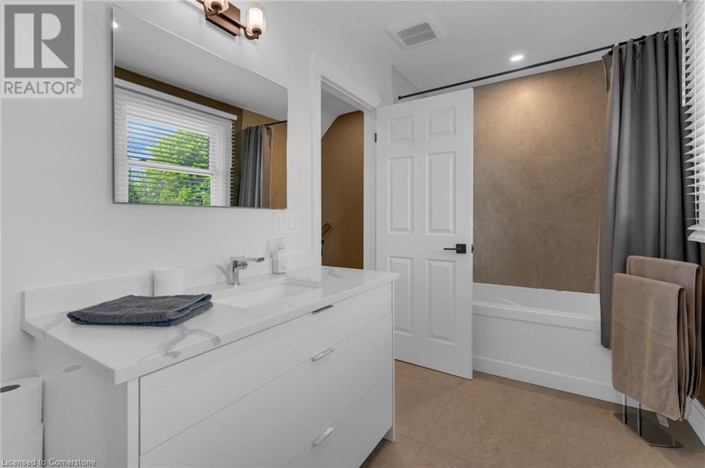 Photo 32 of 83 Dorchester Drive, Grimsby ON