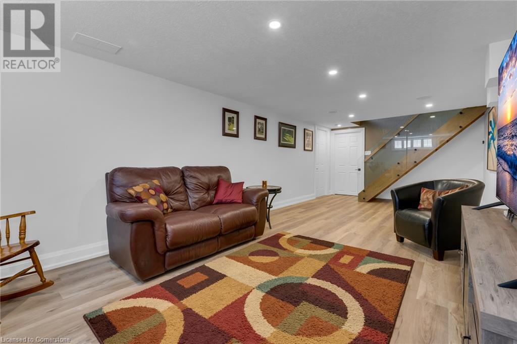 Photo 36 of 83 Dorchester Drive, Grimsby ON