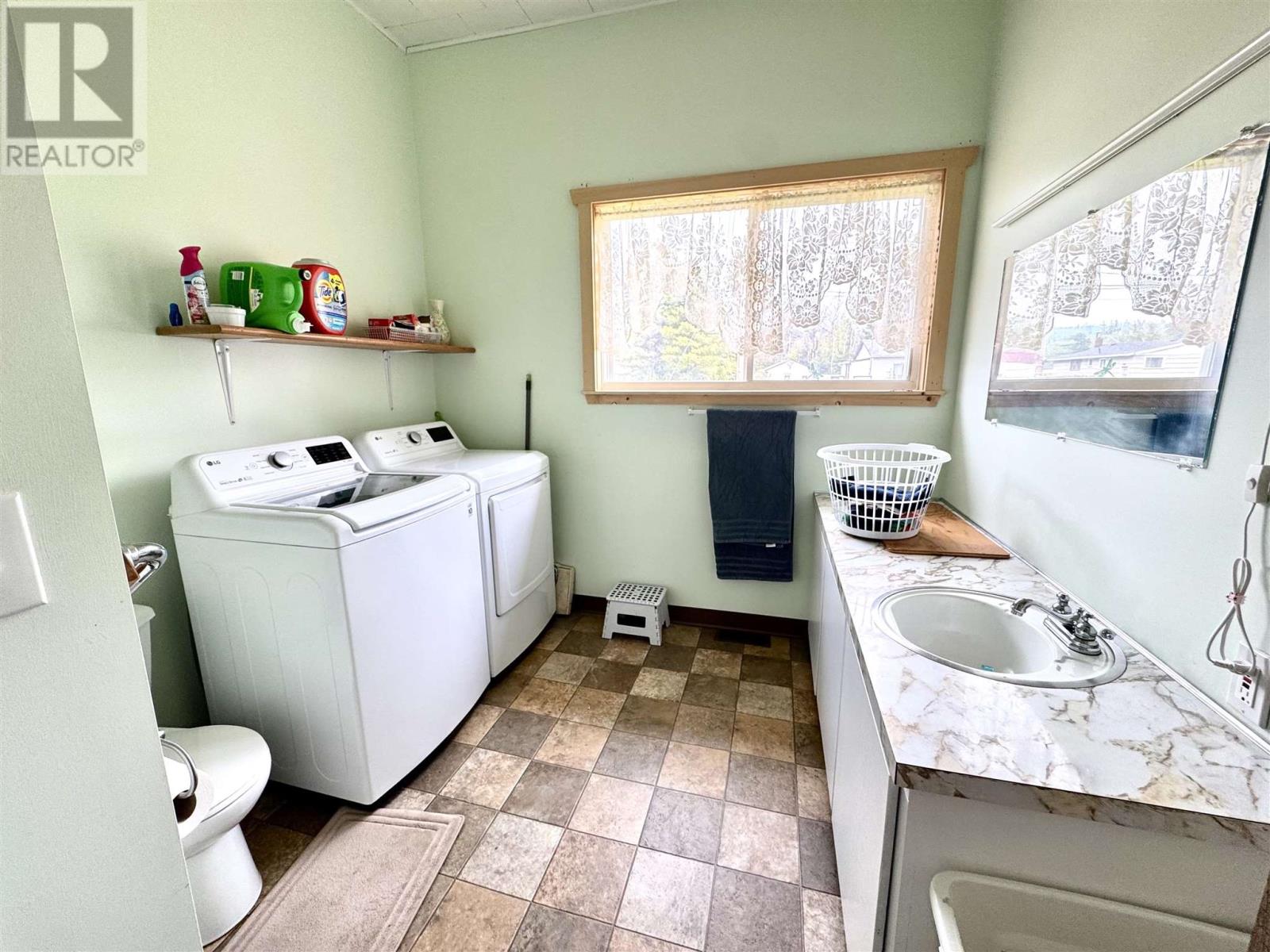 Photo 11 of 323 Hardy Ave, Wawa ON