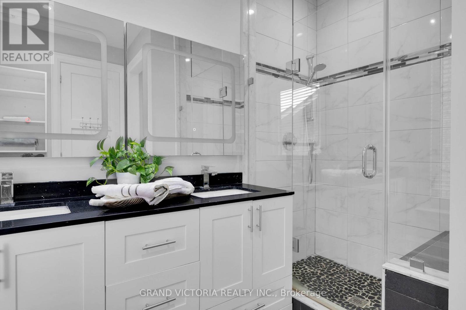 Photo 12 of 898 White Clover Way, Mississauga ON