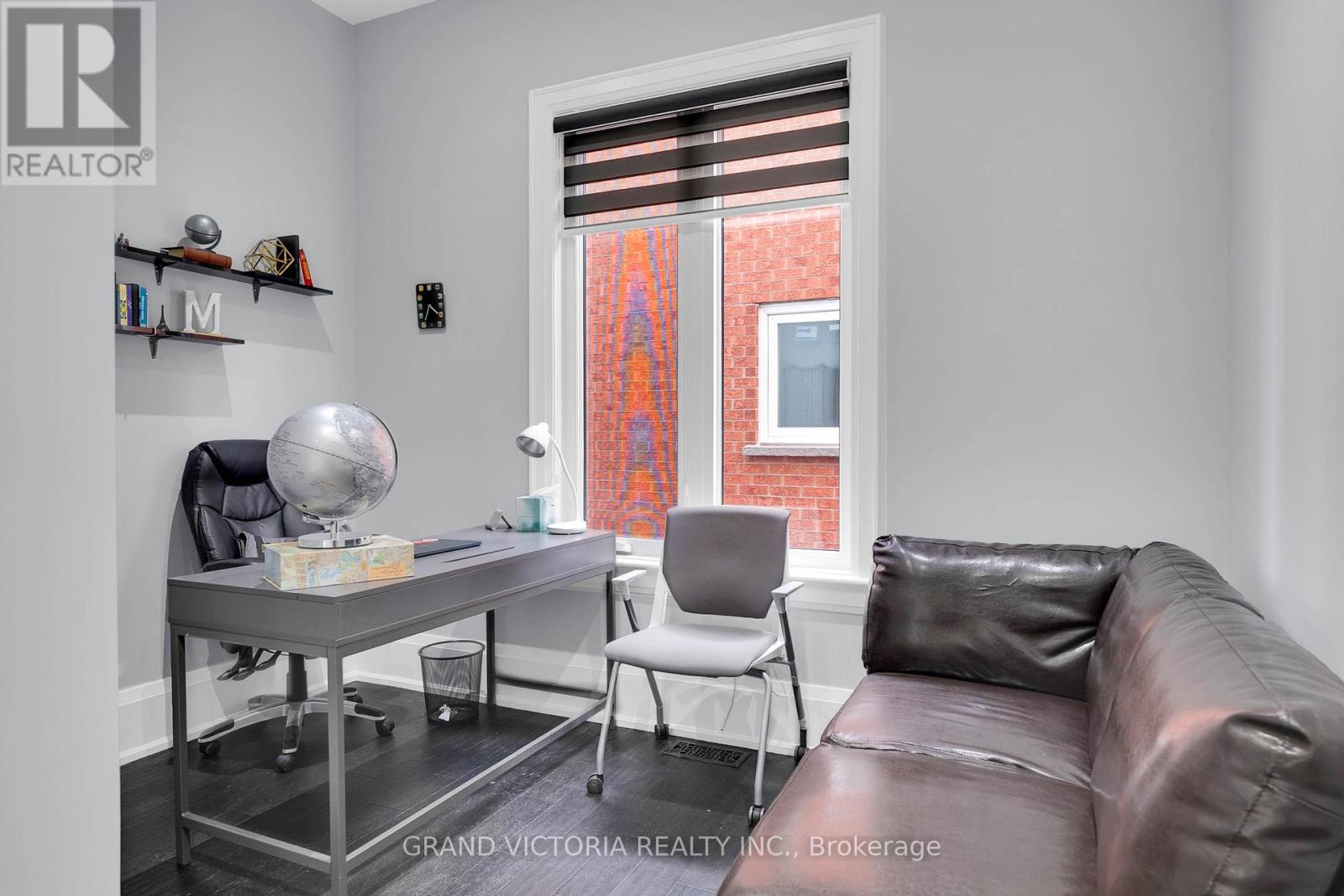 Photo 3 of 898 White Clover Way, Mississauga ON