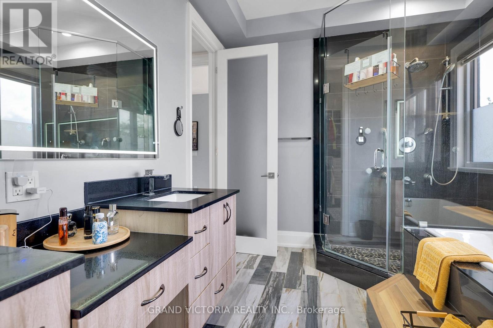 Photo 21 of 898 White Clover Way, Mississauga ON