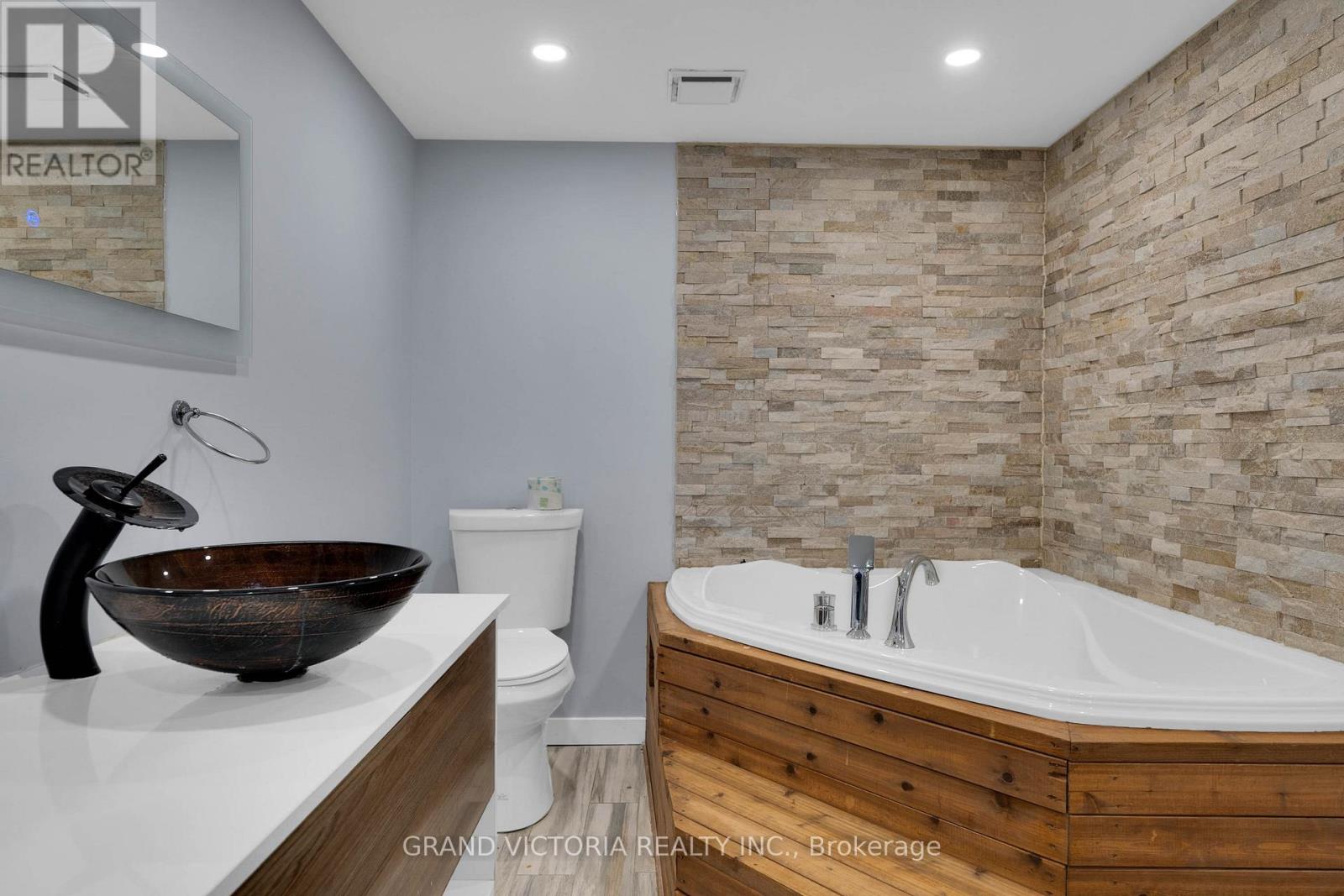 Photo 32 of 898 White Clover Way, Mississauga ON