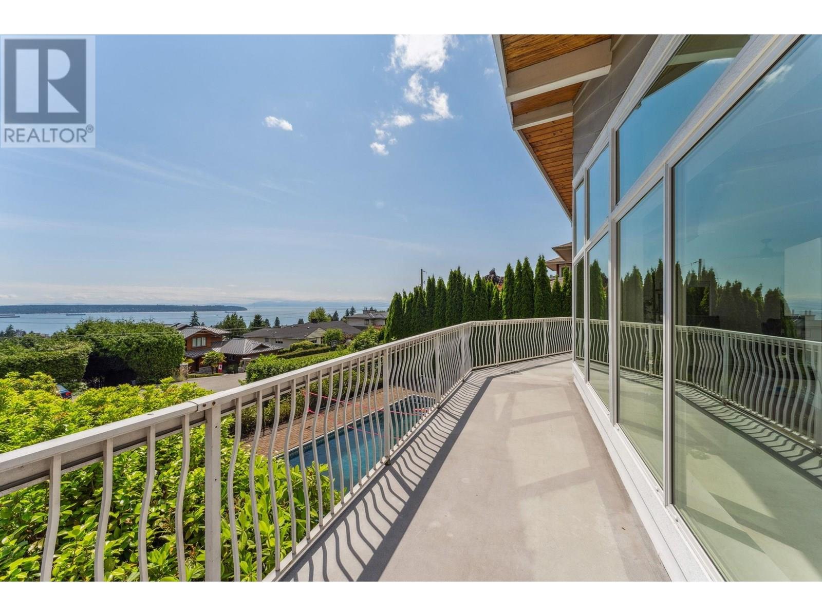 Photo 4 of 1725 Rosebery Avenue, West Vancouver BC