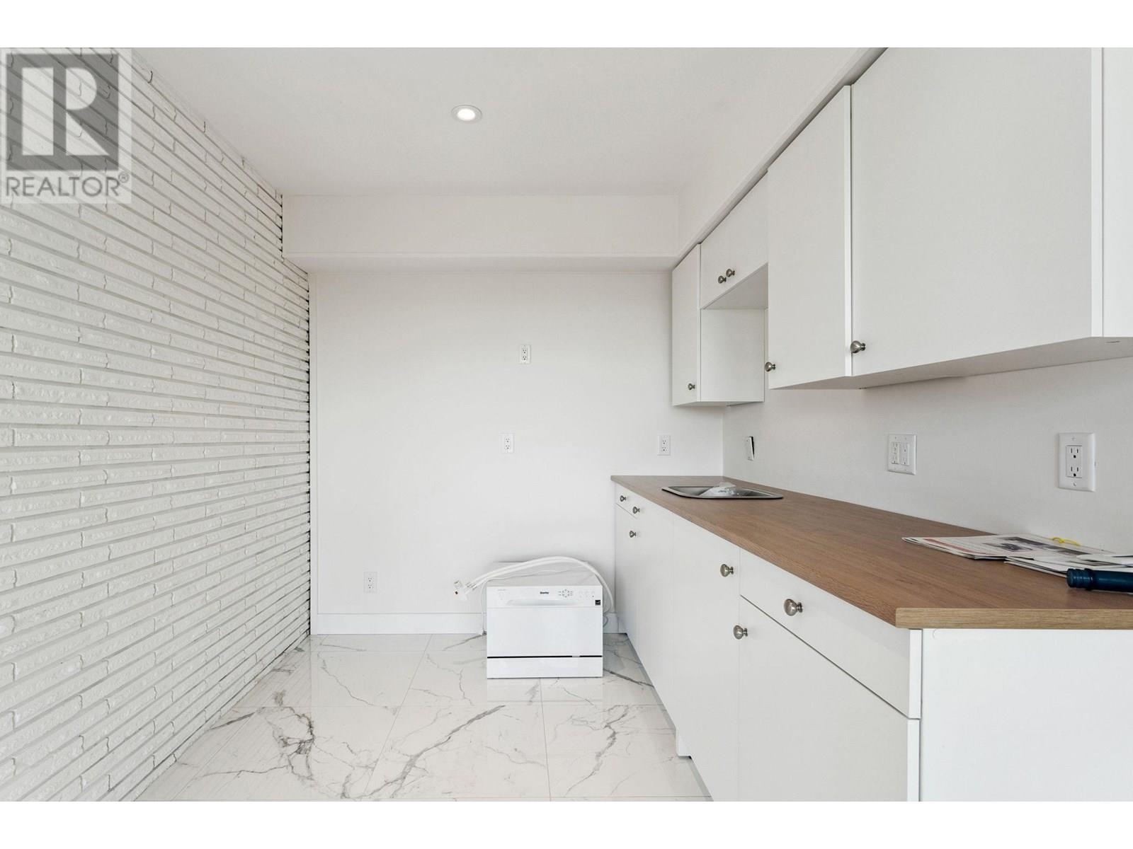 Photo 8 of 1725 Rosebery Avenue, West Vancouver BC