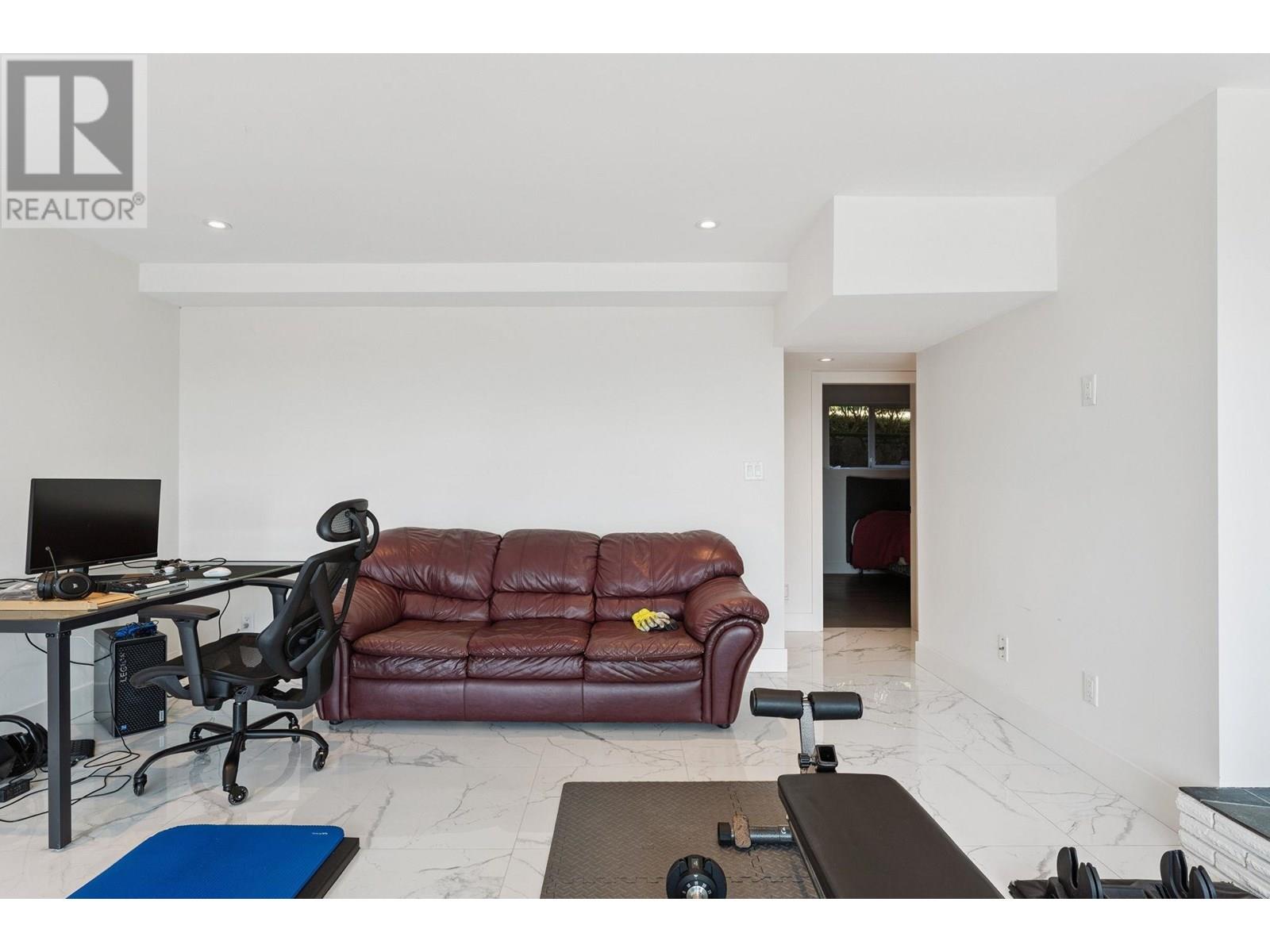 Photo 3 of 1725 Rosebery Avenue, West Vancouver BC