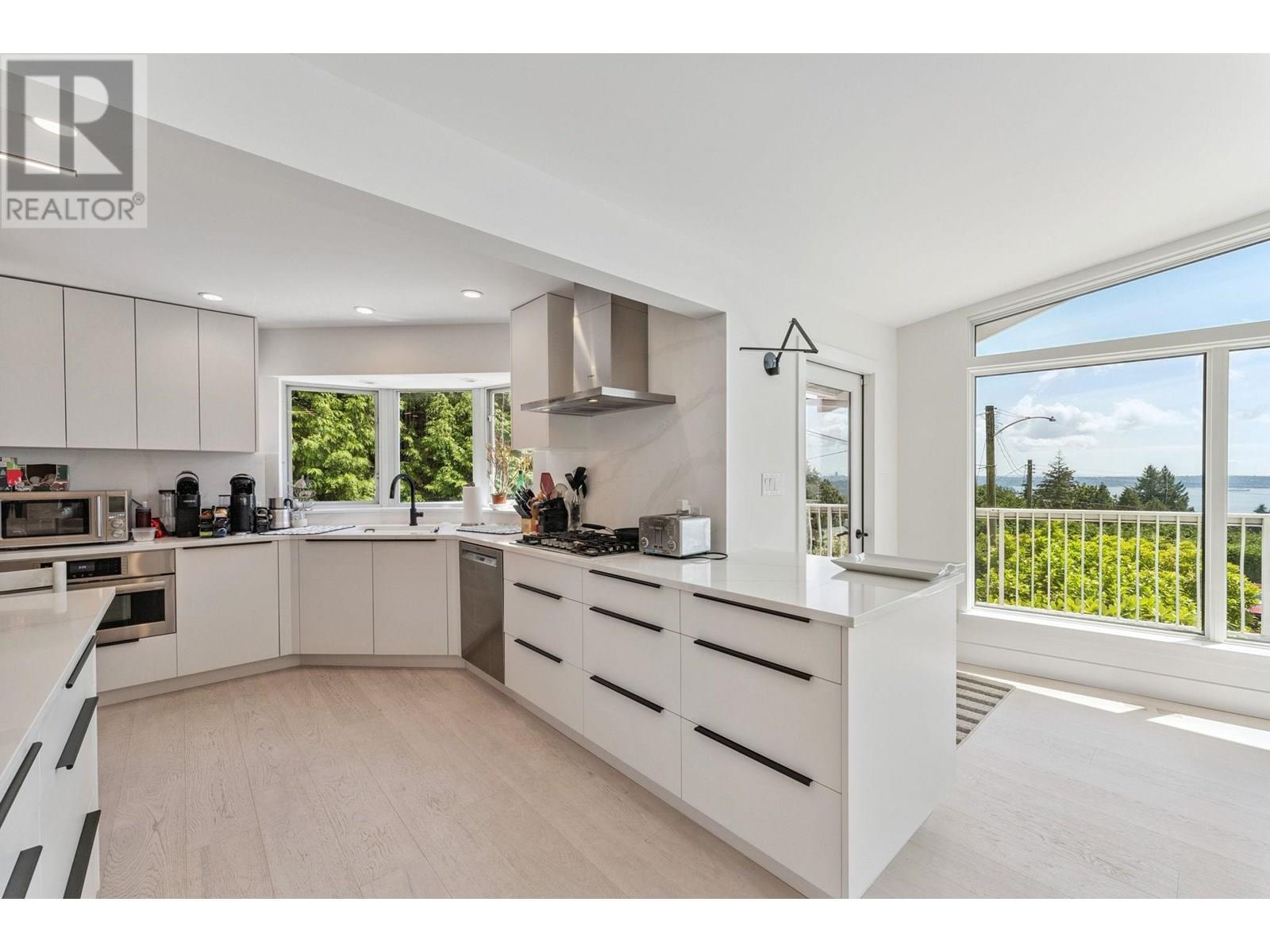Photo 21 of 1725 Rosebery Avenue, West Vancouver BC
