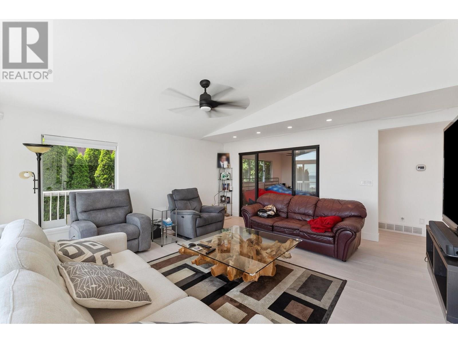Photo 9 of 1725 Rosebery Avenue, West Vancouver BC
